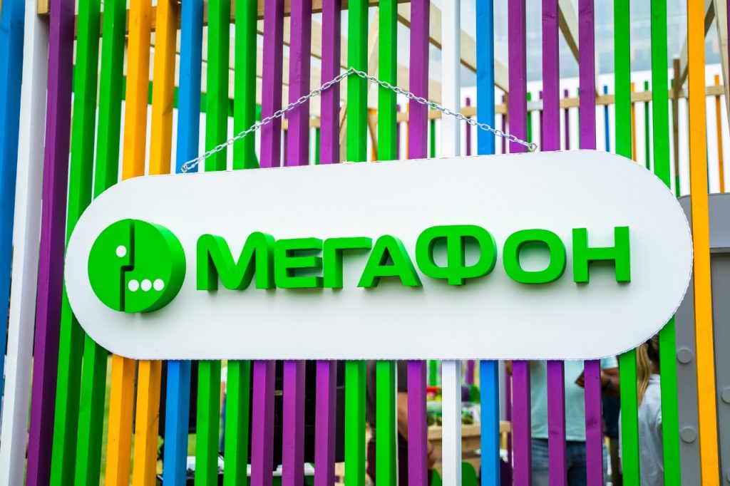 Изготовление фотозоны для компании Мегафон: терраса, зеркальная фотозона, стойки, рекламные и игровые элементы
